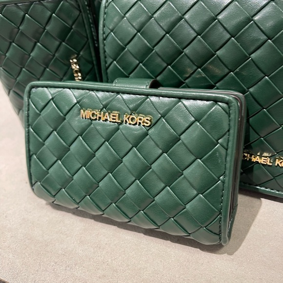 MICHAEL KORS Jet Set Medium Woven  Bifold  Zip CN Wallet
Moss
NWT - Picture 13 of 16